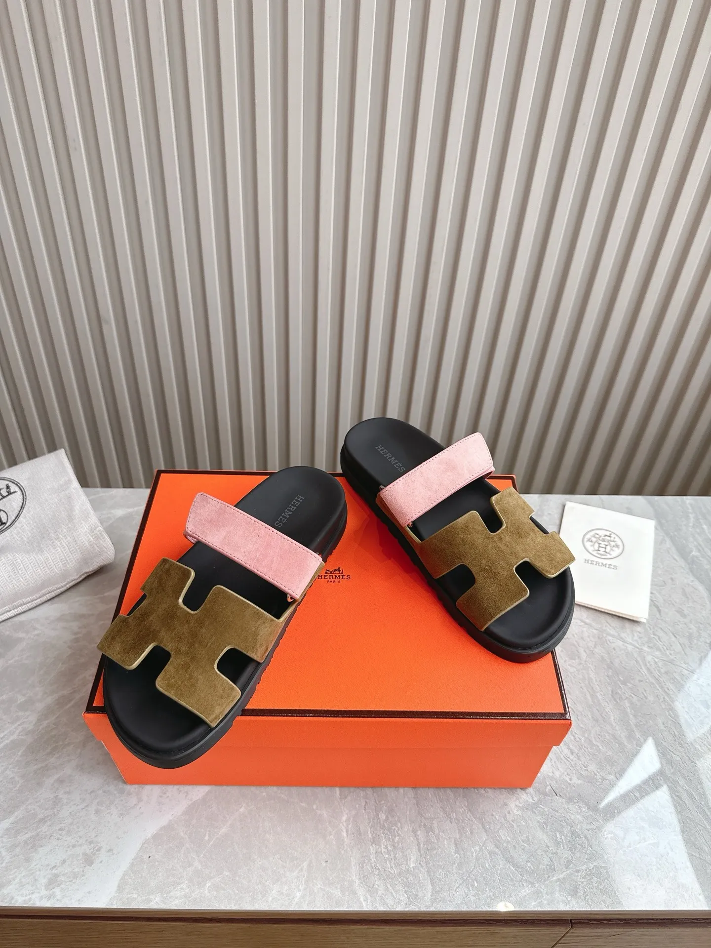 p480🐮🐮Couple model (top version) H family 2024 spring and summer new style HERMES Hermes' recently popular couple model pig nose angle sandals and slippers, paired with various colorful socks, popular. Upper: imported original deerskin (the genuine leather edging is not ordinary super migration). Lining: imported genuine leather. Outsole: Tpu non-slip and wear-resistant outsole. Size: Female 35-42 (40/42 non-returnable and non-exchangeable) Male size: 39-45 (45 non-refundable and non-exchangeable)